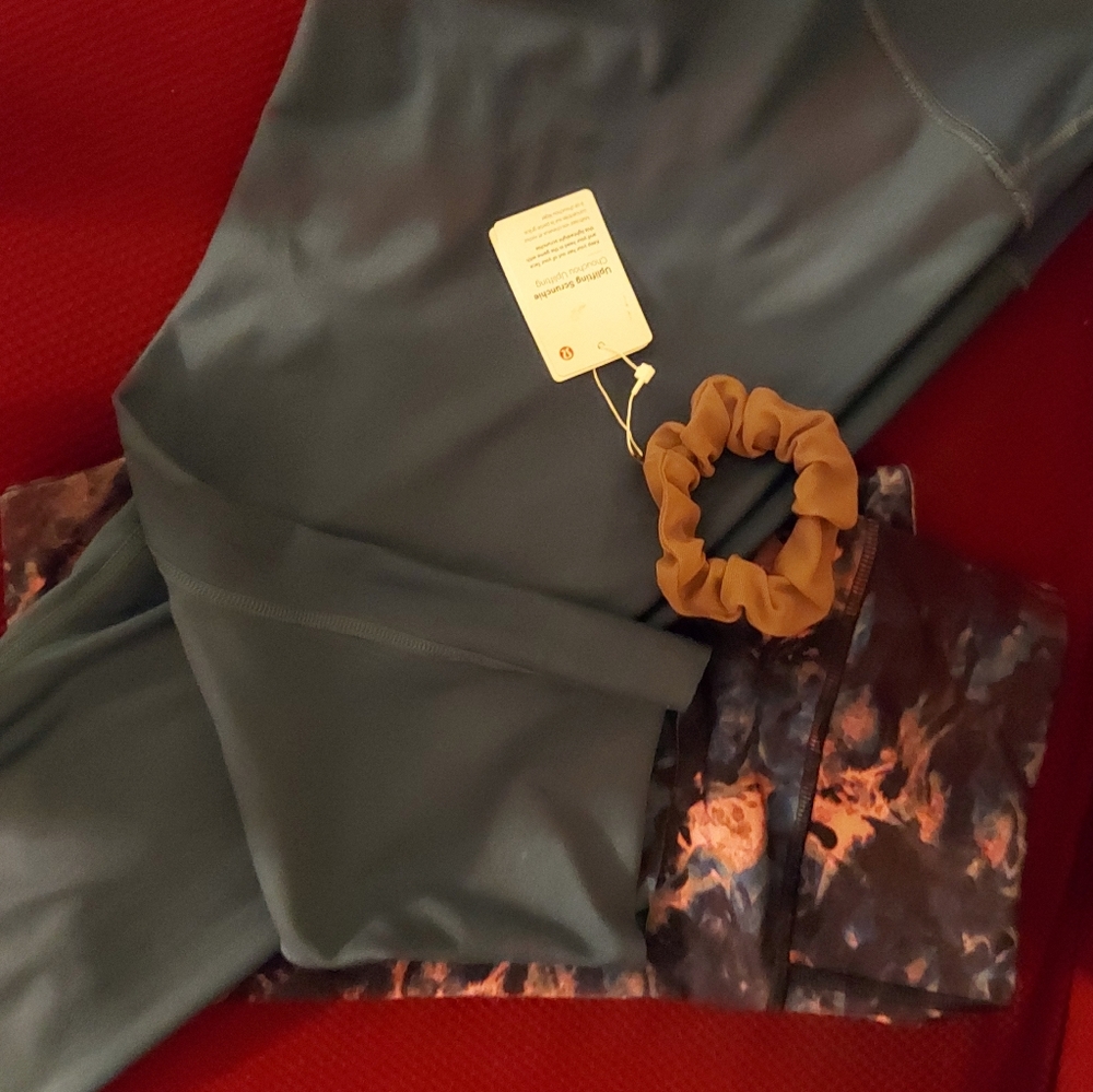 Lululemon Bundle! 2crop leggings sz8, 1reversible NWT Purple Uplifting Scrunchie - Picture 6 of 11